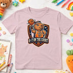 https://wescale-cdn.com/generated-mockups/421b7b3c-7067-4aba-83be-ea46af292c56/204660a5-25b5-4aa1-a710-de4c68948937/6d78e9ad-3465-4bcd-a6fc-d78721e4c180_designs/6_7_on_the_court_1776846894093_w3hb38.png_1776846895677.webp